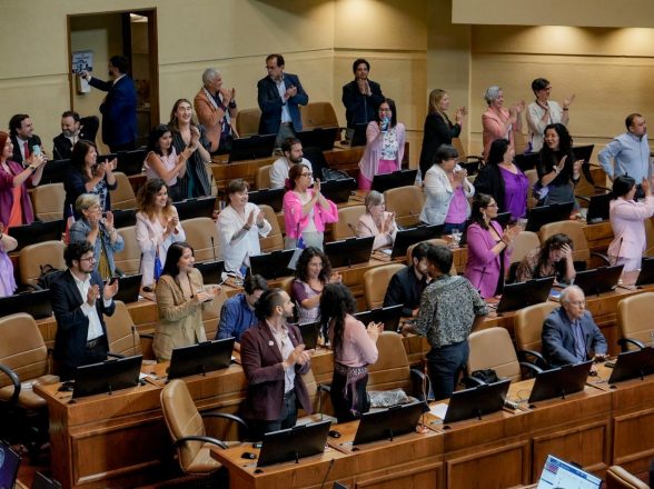 Diputas y diputados celebran aprobación de Ley Integral contra la violencia hacia las mujeres.
