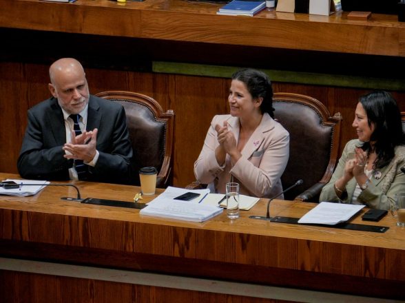 Autoridades de La Moneda celebran aprobación de Ley Integral contra la violencia hacia las mujeres.