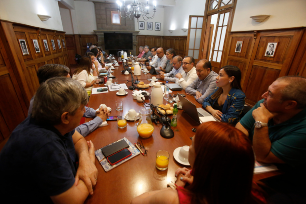 Oficialismo y la DC se reúnen por negociaciones para municipales.