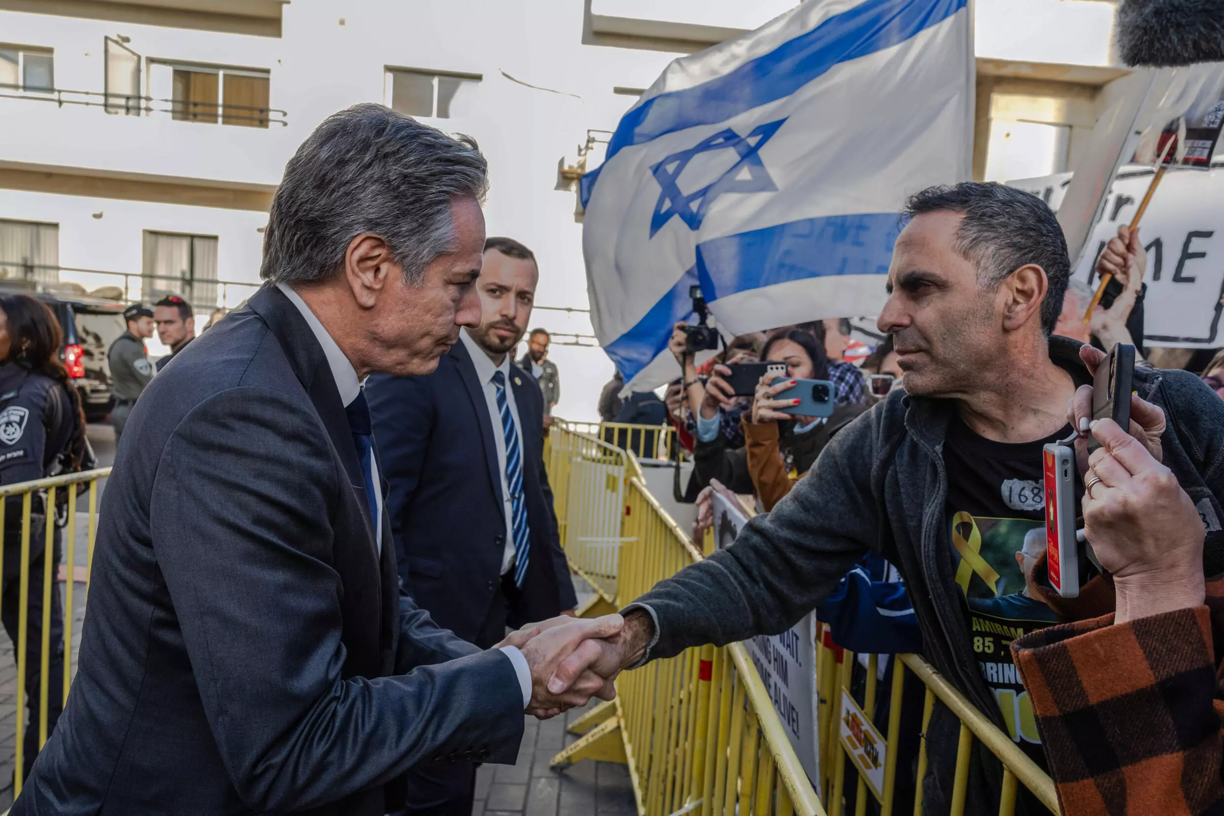 El jefe de la diplomacia estadounidense, Antony Blinken, habla con familiares de los rehenes en manos de Hamás durante su visita a Tel Aviv, el 22 de marzo de 2024 © Evelyn Hockstein / POOL/AFP