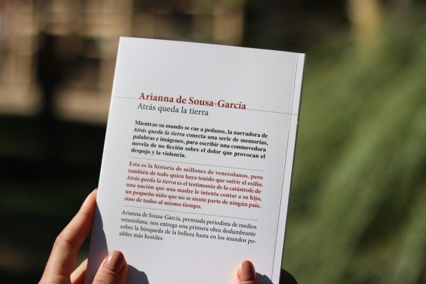 Contratapa de "Atrás queda la tierra". Fotografía de Iván Cea.