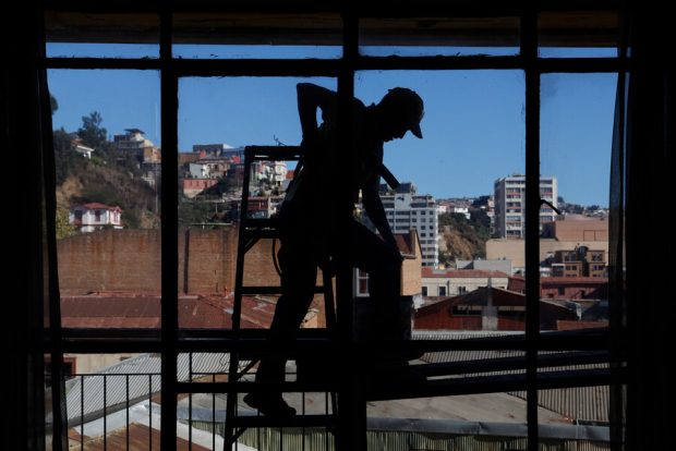 Hombre trabajando. Empleo, imagen referencial