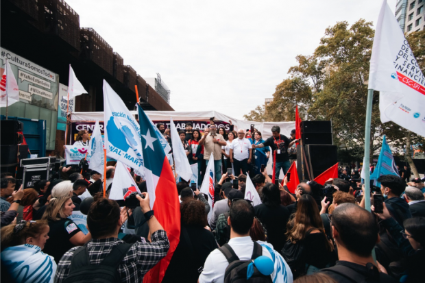 Trabajadores y trabajadoras se manifiestan en la Avenida Libertador Bernardo O'Higgins. 