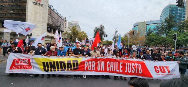 Organizaciones sociales marchan desde Los Héroes hasta Av. Santa Rosa liderados por la CUT.