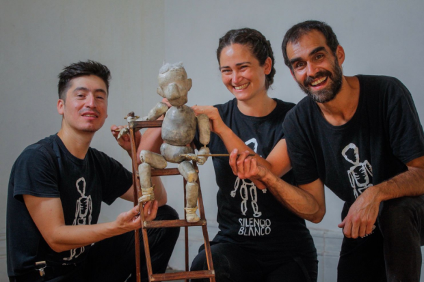 Parte del equipo de Silencio Blanco, compañía teatral que celebra 14 años en el GAM, y que está conformada por Santiago Tobar, Dominga Gutiérrez; Ricardo Pacheco; y los intérpretes: Rodolfo Armijo, Camila Pérez, Marco Reyes, Camilo Yáñez y Consuelo Miranda. 