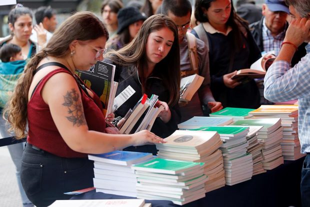 Universidad de Chile regala libros en el frontis de su Casa Central