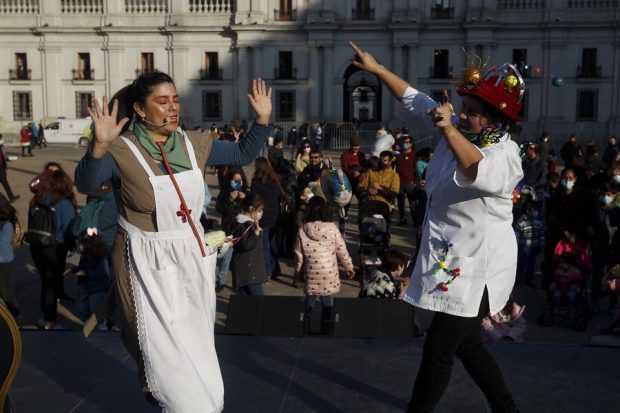 La subsecretaria de Ciencia, Tecnología, Conocimiento e Innovación, Carolina Gainza, asiste a la presentación  de “Pioneras, mujeres en la ciencia”, intervención teatral realizada por Colombina Teatro, como parte de las actividades del Día de los Patrimonios. Biografía de Eloísa Díaz, la primera mujer médico del país y Adelina Gutiérrez, la primera mujer astrofísica de Chile (ARCHIVO) 
