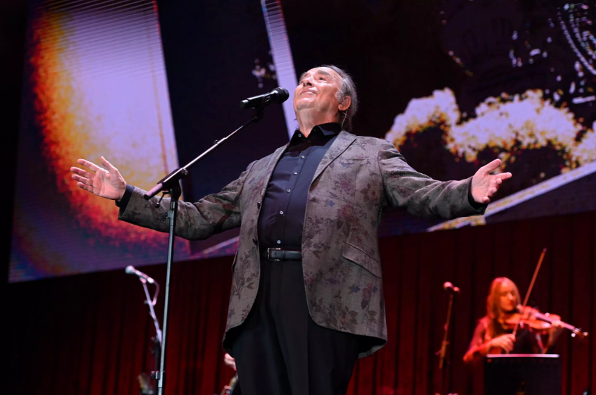 El cantautor español Joan Manuel Serrat actúa en el último concierto de su gira de despedida, el 23 de diciembre de 2022 en Barcelona © Josep Lago / AFP/Archivos