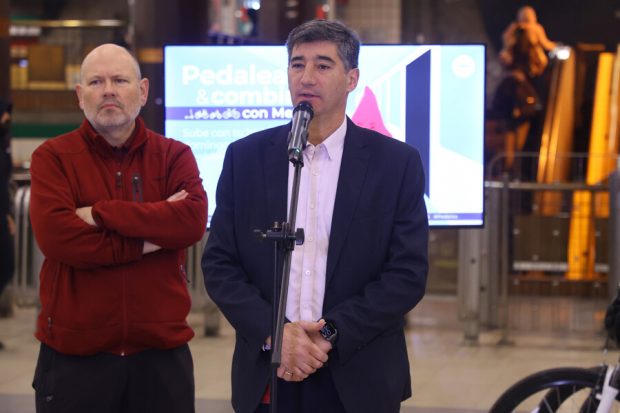 Felipe Bravo, gerente general de Metro, y el fundador de Ciclorecreovía, Gonzalo Stierling, anuncian la ampliacion que permite ingresar con bicicletas a la red todos los domingos y festivos.