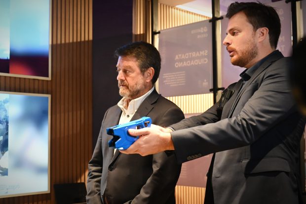 Gobernador Metropolitano, Claudio Orrego, presenta tasers paralizantes
