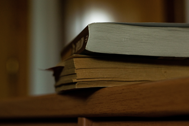 dos libros apilados.