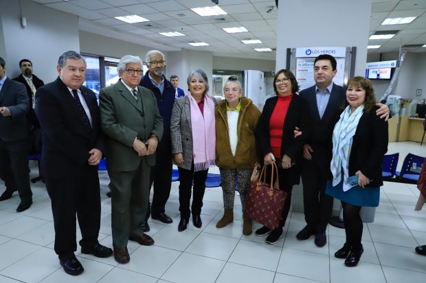 Ministra del Trabajo, Jeannette Jara y pensionados beneficiarios del Bono Invierno 2024.