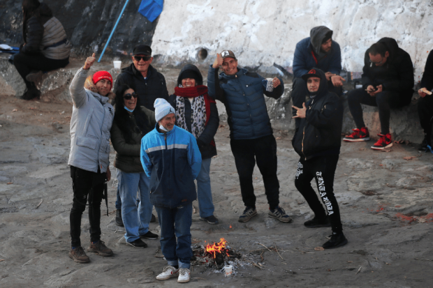 Pobladores de Lo Hermida se manifiestan en el río Mapocho. Foto ATON