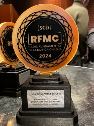 Premio Radio Fundamental de la Música Chilena 2024 otorgado a la Radio Universidad de Chile.