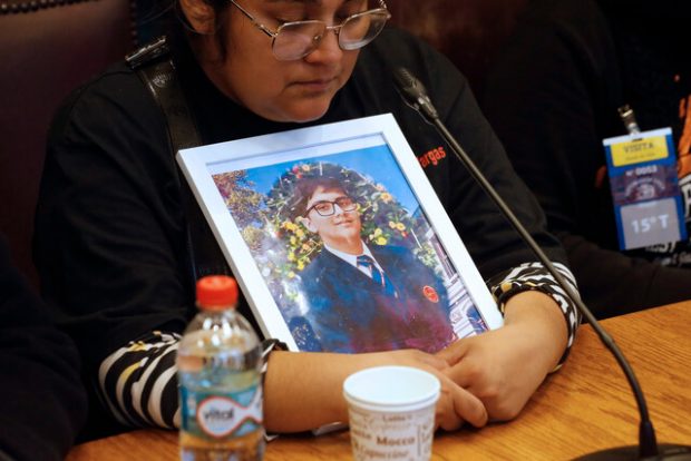 Madre de Franco Vargas, Romyna Vargas, entrega su testimonio ante la comisión de derechos humanos del Senado. 