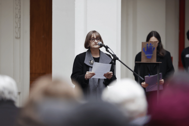 Rosa Deves, rectora de la U. de Chile, en el velorio del artista Guillermo Nuñez