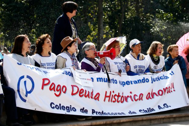 Profesores jubilados protestan en el frotis del Palacio de La Moneda por el pago de la deuda historica. Javier Salvo/Aton Chile.