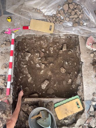 Baldosas choclate encontradas durante la excavación