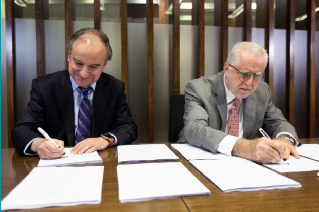 La Corporación Nacional del Cobre (Codelco) y la Sociedad Química y Minera de Chile S.A (SQM) firmaron hoy el acuerdo de asociación anunciado en diciembre pasado para la explotación de litio en el Salar de Atacama. En la foto Máximo Pacheco, presidente de Codelco, y Ricardo Ramos, gerente general de SQM.