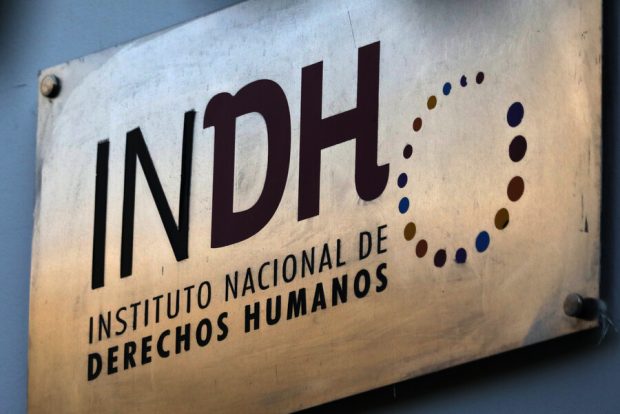 Placa del Instituto Nacional de Derechos Humanos.
