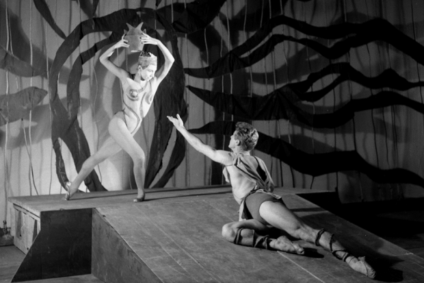 COREOGRAFICAS 24. Foto: Registro de obra Hijo pródigo (1955) por Domingo Ulloa. Crédito Archivo Central Andrés Bello