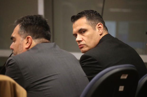 Ex uniformado Claudio Crespo vestido de negro sentado en tribunales