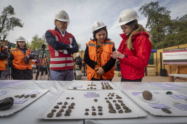Materiales arqueológicos encontrados en las obras de L9 de Metro.