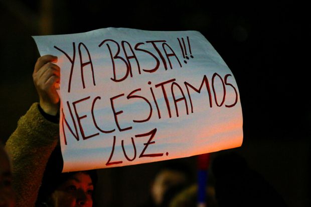 Protestas por corte de luz en Avenida El Rosal con Combate Yerbas Buenas en la comuna de Maipu. Edwin Navarro/Aton Chile.