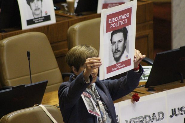 Carmen Hertz sostiene cartel de su esposo asesinado