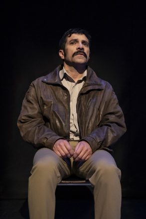 Artista escénico, director y performer del monólogo "Edmundo", Ernesto Orellana.