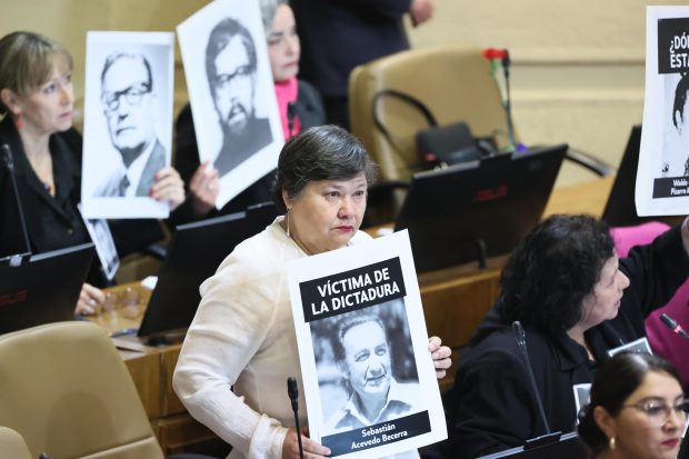 María Acevedo sostiene imagen de su padre, Sebastián Acevedo Becerra