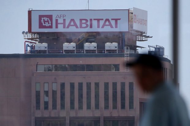A lo lejos, un edificio con el cartel de la AFP Habitat en la parte de arriba.