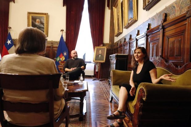 Reunión en Rectoría de la académica Isabel Piper con la rectora Rosa Devés y Erick Fuentes gestor cultural y jefe de campaña.