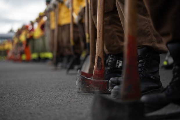 Brigadistas de CONAF presentaron sus herramientas para combatir incendios.
