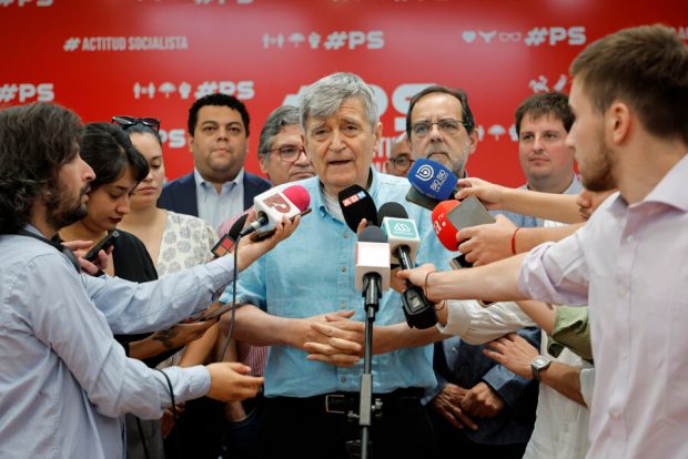 Camilo Escalona, secretario general del Partido Socialista conversa con la prensa