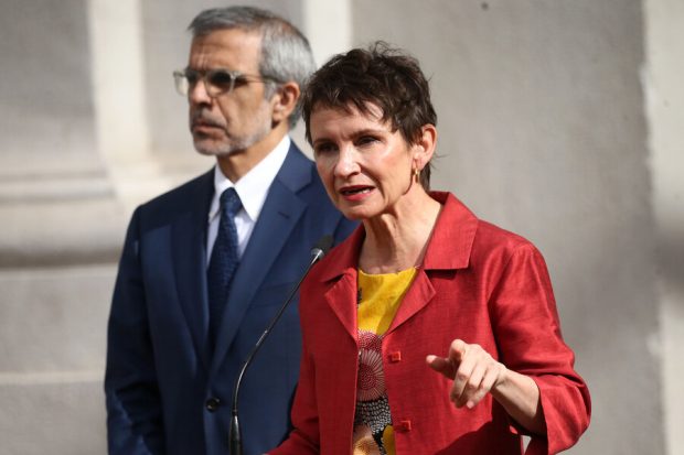 Ministra del Interior, Carolina Tohá, realiza punto de prensa en La Moneda junto al subsecretario del Interior, Luis Cordero.