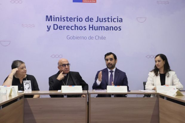 El ministro de Justicia, Jaime Gajardo, encabeza la primera reunión 2025 del Comite de Seguimiento y Participacion del Plan Nacional de Busqueda de Verdad y Justicia.