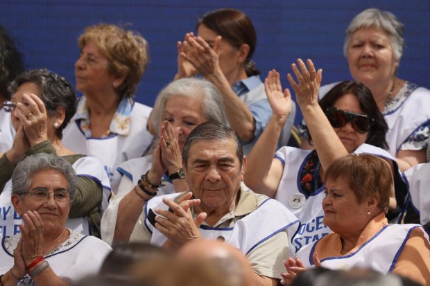 Docentes en la promulgación de la ley que da solución a la Deuda Histórica.