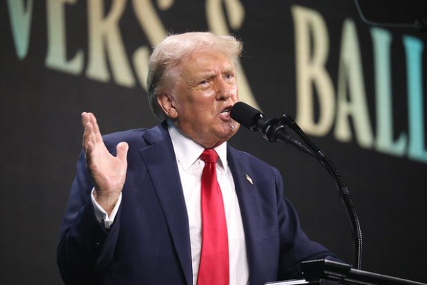 El presidente de los Estados Unidos, Donald Trump, en la Cumbre de Creyentes en West Palm Beach, Florida.