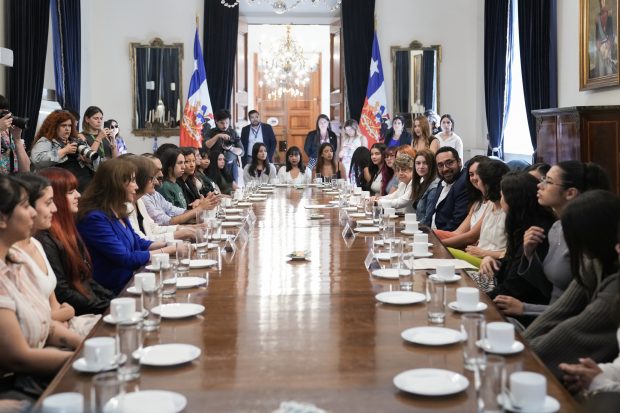 Reunión entre autoridades de Gobierno y un grupo de mujeres que ingresarán la educación superior.