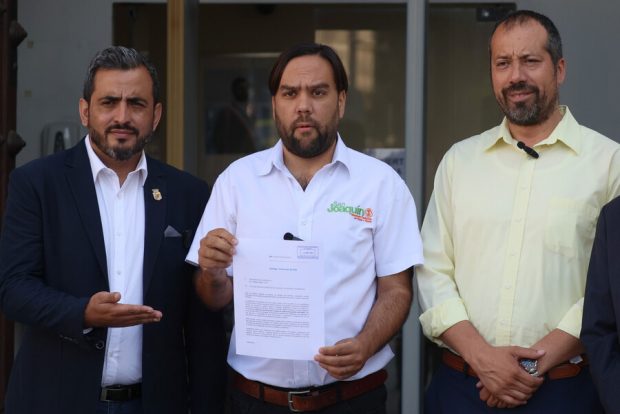 Los alcaldes de San Joaquin, Cristobal Labra; de la Cisterna, Joel Olmos, y de la comuna de San Bernardo, Christopher White, acuden a La Moneda para solicitar al Gobierno que se autorice el uso de armas no letales, para proteger a funcionarios y a la comunidad.