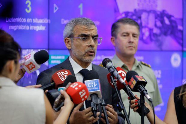 El ministro del Interior y Seguridad Pública subrogante, Luis Cordero Vega, acompañado por el director nacional de Orden y Seguridad de Carabineros, general inspector Rodrigo Espinoza Olea, entrega un balance de la gestión desarrollada en el contexto de las Fiestas de Fin de Año.