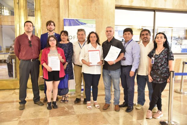 Dirigentes de organizaciones de funcionarios de la municipalidad de Santiago ingresan denuncia ante la Contraloría. 