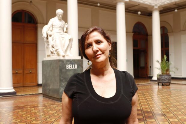 Profesora Isabel Piper, académica de la U. de Chile en la Casa Central de la Universidad.
