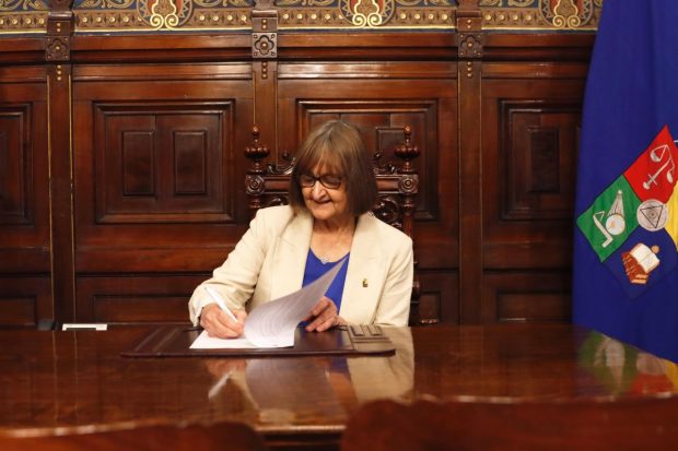 Rectora de la Universidad de Chile, Rosa Devés, firma apoyo institucional para Isabel Piper.