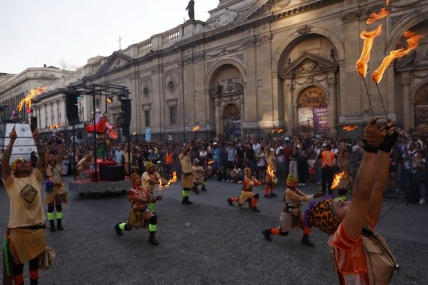 En el marco del Festival Teatro a Mil, la compania La Patogallina presenta un nuevo desfile con esculturas de tres animales andinos y comparsas ciudadanas.