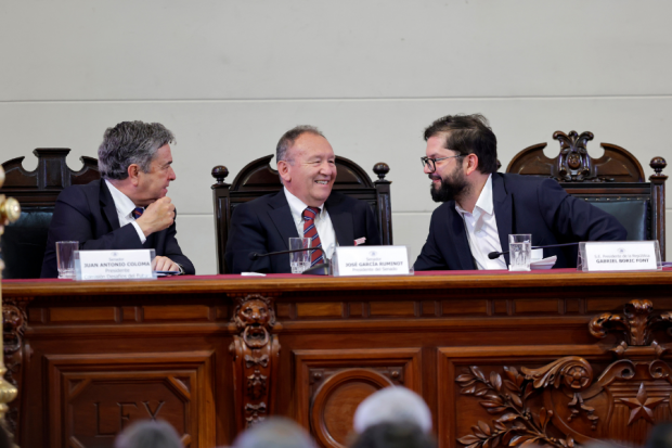 Senador UDI Juan Antonio Coloma junto al Presidente Gabriel Boric