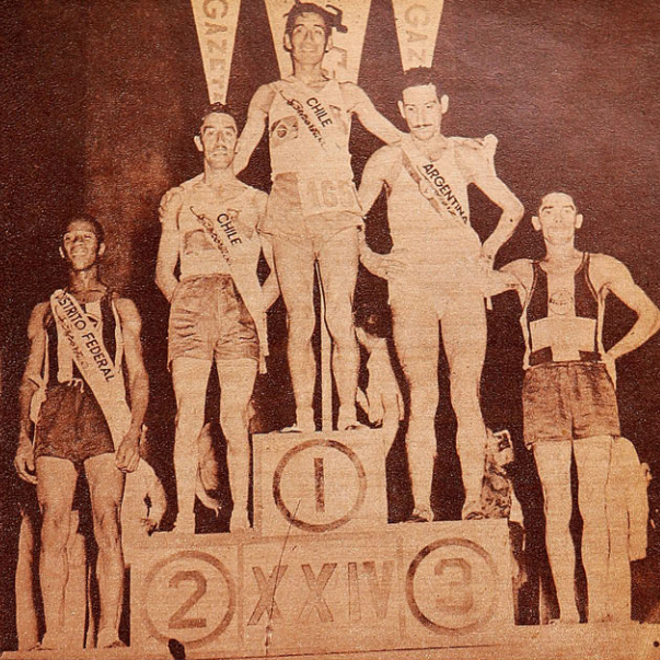 El podio de la San Silvestre 1948 con Raúl Inostroza y René Millas. Foto: Archivo Revista Estadio.