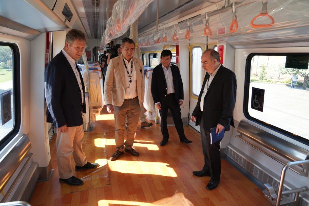 Autoridades inspeccionan nuevos trenes en el taller de la Maestranza San Eugenio. 
