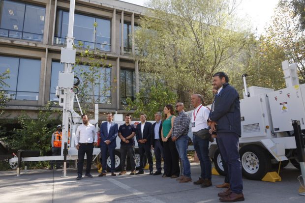 El subsecretario de Telecomunicaciones, junto a la directora nacional de Senapred, presentan los carros moviles que se desplegaran en todas las regiones del pais, para reforzar la conectividad digital en situaciones criticas, tal como sucedió en la región de La Araucanía este fin de semana, donde se dispuso de un carro movil para reforzar la conectividad digital en la región.